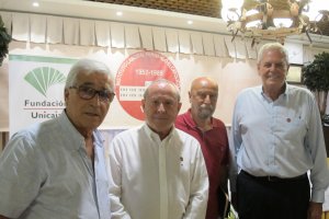 Participantes en el evento con el alcalde de Vera.