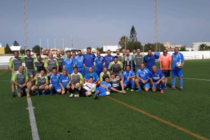 Los dos equipos posando en el campo de Las Dunas.