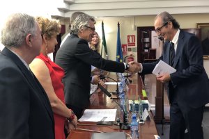 El decano entrega un premio a José Luis Godoy