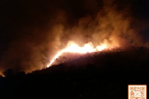 Imagen del incendio en la noche de ayer.