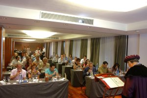 El gran maestre, Javier Gracia, dirigió la cata de los vinos de La Rioja.