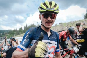 Dando el visto bueno a la carrera.