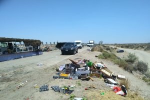 Basura acumulada ayer mismo junto al mercadillo.