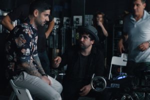 Willy Rodríguez conversa con el cantante Melendi durante la grabación de un videoclip del artista.