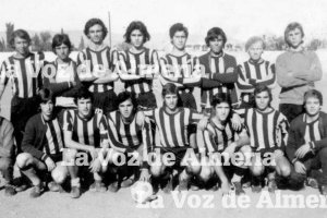 El gran Juanico Ros con su chándal de ‘mister’ con uno de los equipos del Valdivia.