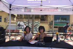 La presentadora Marta Rodríguez y la reportera Dama Maqui.