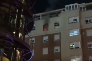 Fuego en una de las ventanas de la vivienda.