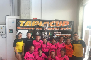 Las campeonas con sus trofeos.