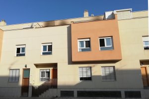 Edificio que ha sufrido el incendio con daños visibles en el ático.