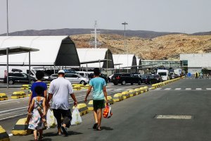 Cuatro pasajeros marchan para el embarque