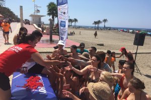 Las monitoras de Chikipark regalando pulseras a los niños