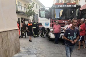 Los bomberos trabajan en la búsqueda del cuerpo en la calle Nueva de Berja
