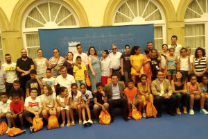 Miembros de la Diputación con los niños saharauis y sus familiares