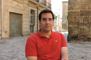 Pedro Díaz, concejal del PSOE en el Ayuntamiento de Almería, denuncia la situación de los toldos para taxistas.