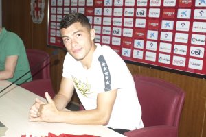 Yanis Rahmani en su presentación como rojiblanco.