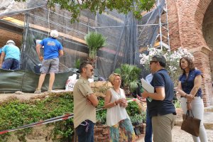 La delegada durante su visita a la Muralla de la Justicia en la Alcazaba.