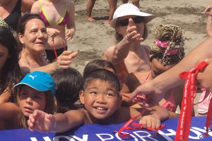 Los niños recogen las pulseras repartidas por Grupo Control