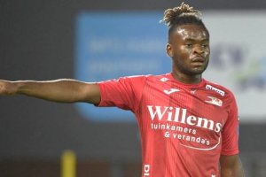 Ari Nkaka refuerza el centro del campo del Almería.