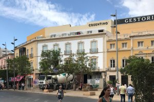 El reclamo publicitario se ha colocado en la terraza del edificio de la Puerta Purchena donde estuvo Almacenes Segura.