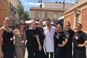 Eduardo Leal junto a las bailarinas del curso y las representantes de Indanza.