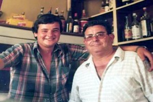 José Ramón Sogorb, en el bar, cuando estaba en activo, junto a uno de sus hijos.