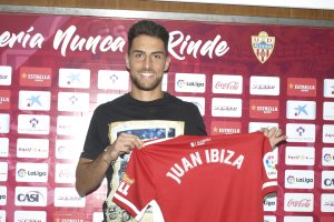 Juan Ibiza en su segunda presentación con el Almería.