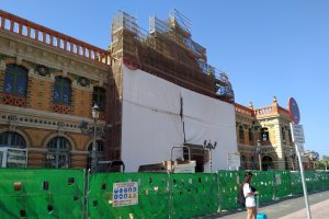 Así se encuentra actualmente la fachada de la antigua estación