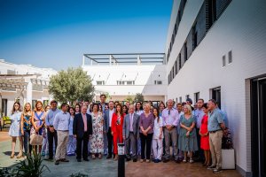 Asistentes  a la inauguración de la residencia de mayores  de Aguadulce.