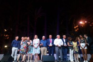 Los premiados posan con su premio en el escenario de El Palmeral de Vera.