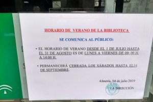 Cartel que avisa del nuevo horario