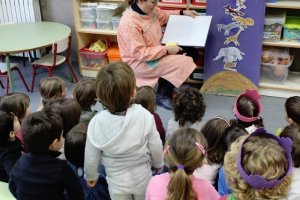 Alumnos de Educación Infantil prestan atención a las explicaciones de su maestra en una imagen de archivo.
