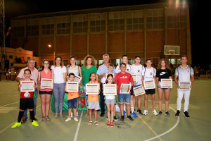 Los deportistas galardonados con las autoridades.