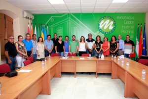 Foto de familia tras el pleno de investidura con Ángeles Castillo (de blanco) en el centro.