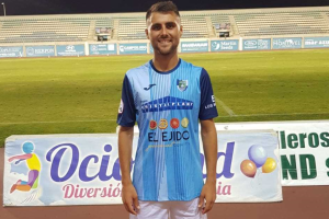 Javi Pérez con la camiseta del CD El Ejido.