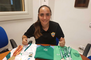 Vanesa con las camisetas de su vida.