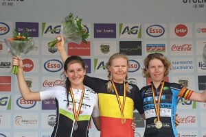 La campeona luce el maillot con la bandaera de Bélgica.