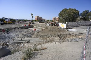 Vista general de las obras en la zona en la que se encontraba el paso a nivel que ahora desaparece.