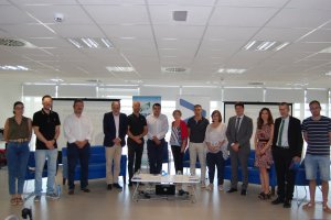 Foto de familia con los intervinientes en el debate.