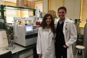 Simona Gherghel y Javier Arrebola, coautores de la técnica.