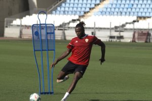 Ari Nkaka golpeando a puerta en el entrenamiento.