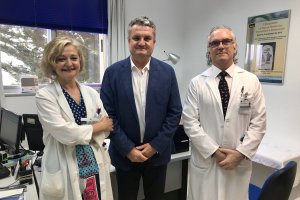 La doctora Mercedes Alcalde junto al delegado territorial de Salud y Familia y el gerente de Torrecárdenas.