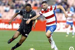 Owona disputa un balón con Puertas en la Liga.