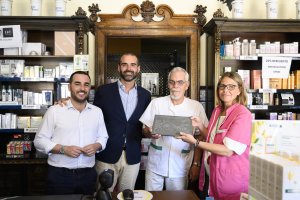 Entrega de la placa de reconocimiento a la Farmacia Durbán.