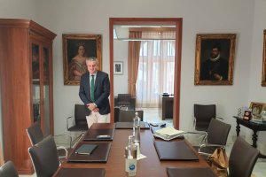 El delegado de Salud durante una visita días atrás al Ayuntamiento de Almería.