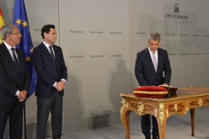 Carmelo Rodríguez tomando posesión de su cargo ante Juan Manuel Moreno, presidente de la Junta de Andalucía.