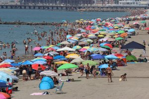 Aglomeración de ciudadanos en la playa de la capital