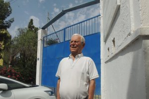 Eusebio Navarro, en la puerta de toda la vida del campo de Los Molinos.