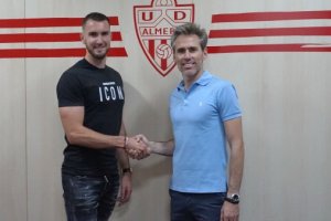 Peybernes en la sede de club junto a Miguel Ángel Corona.