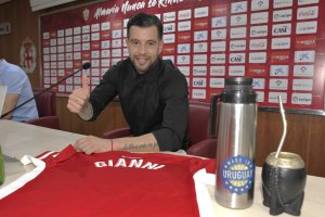 Gianni Rodríguez en su presentación con el Almería.