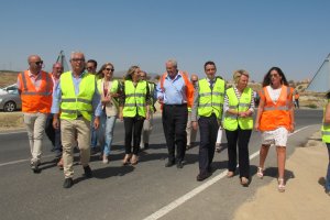 Autoridades en la carretera Vera-Garrucha.